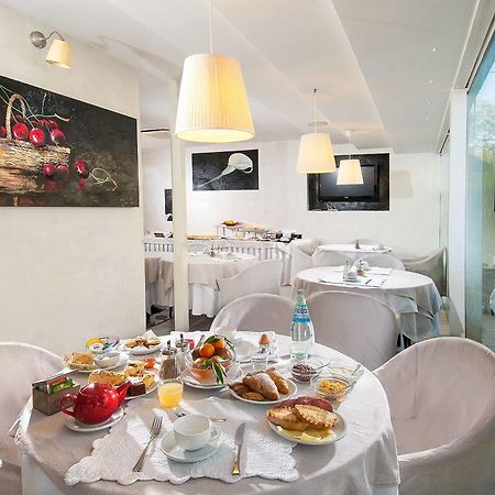 Hotel Mediterraneo Pesaro Esterno foto
