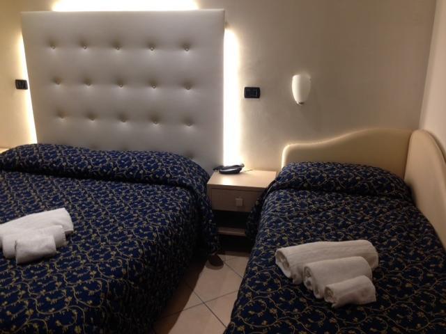 Hotel Mediterraneo Pesaro Camera foto