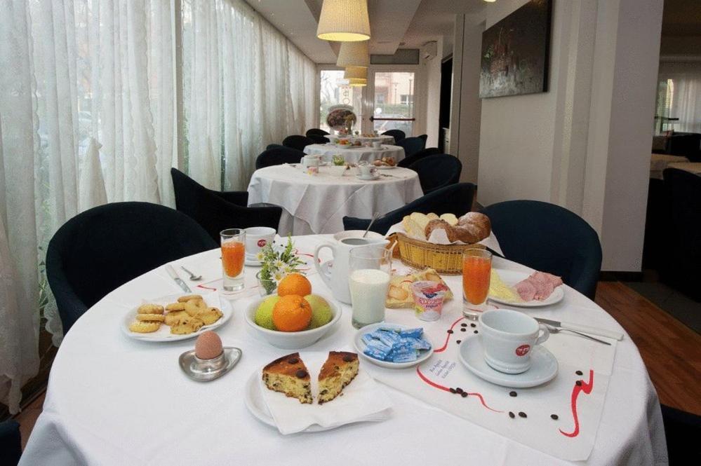 Hotel Mediterraneo Pesaro Esterno foto