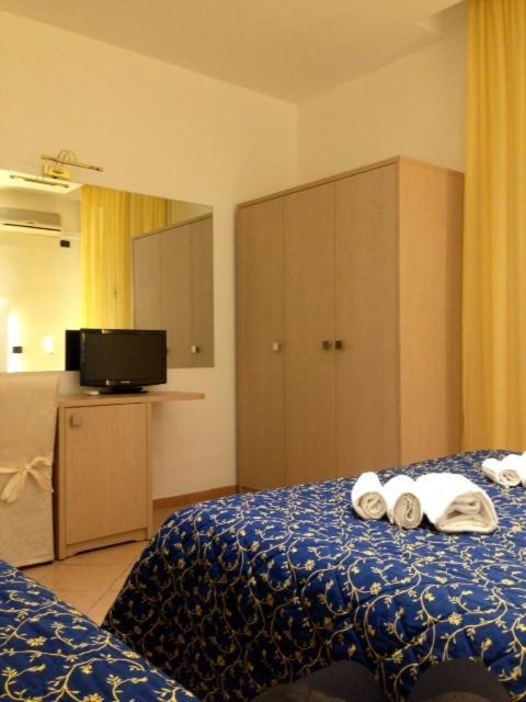 Hotel Mediterraneo Pesaro Camera foto