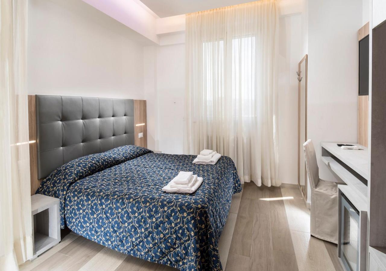 Hotel Mediterraneo Pesaro Esterno foto
