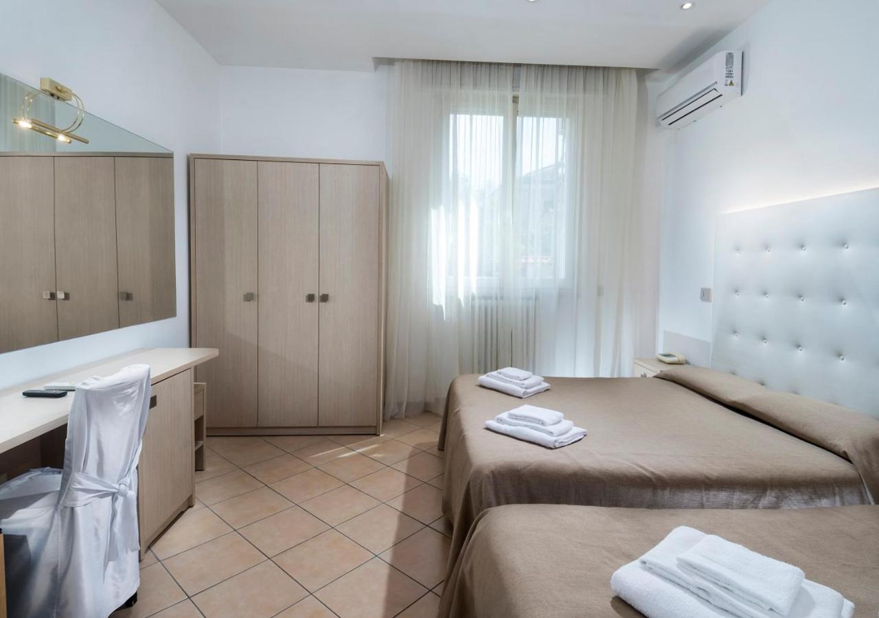 Hotel Mediterraneo Pesaro Esterno foto