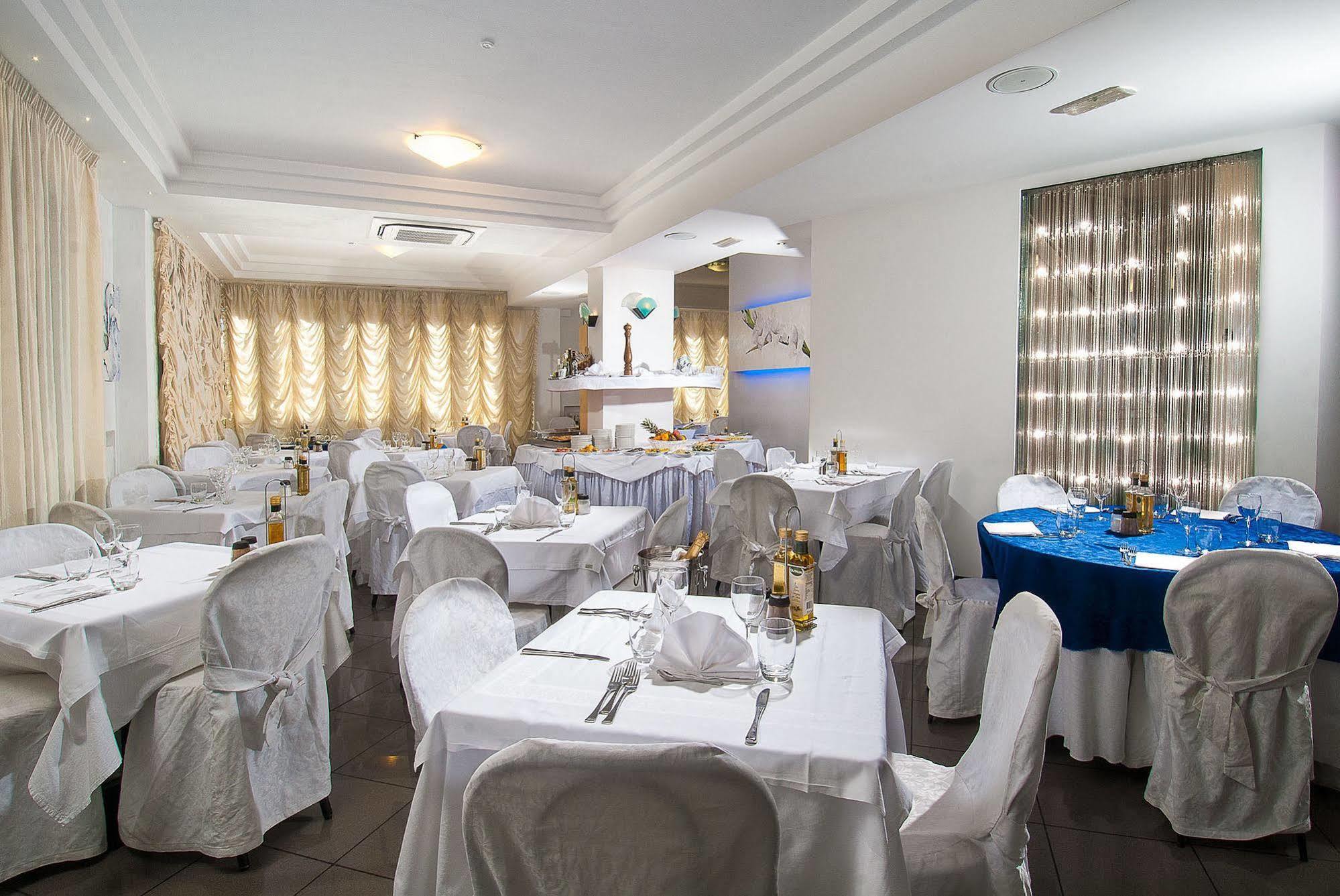 Hotel Mediterraneo Pesaro Esterno foto