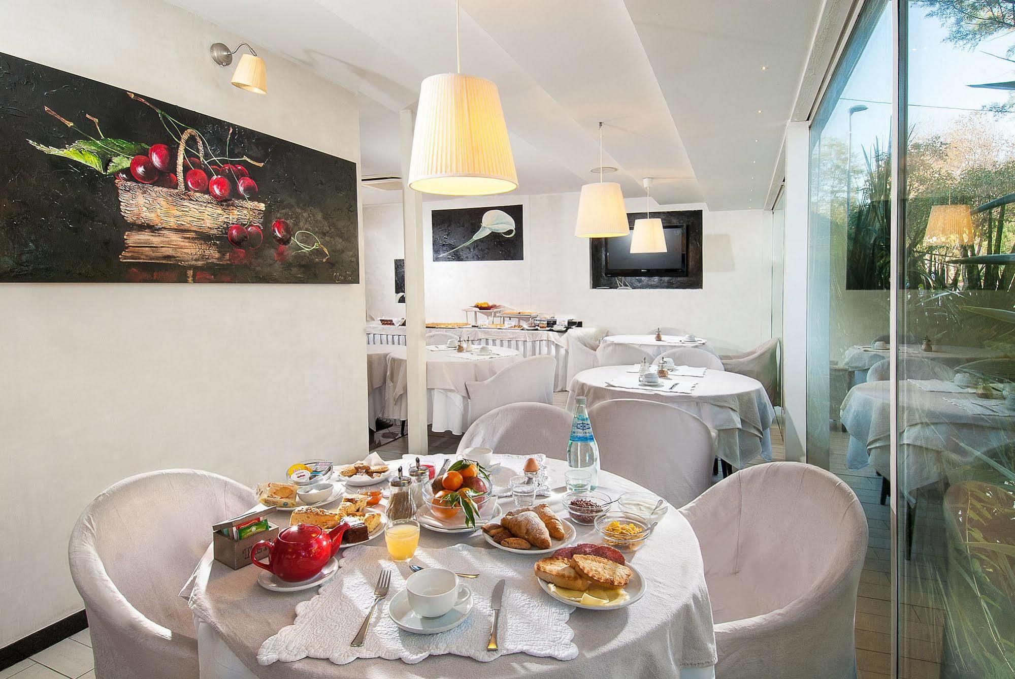Hotel Mediterraneo Pesaro Esterno foto