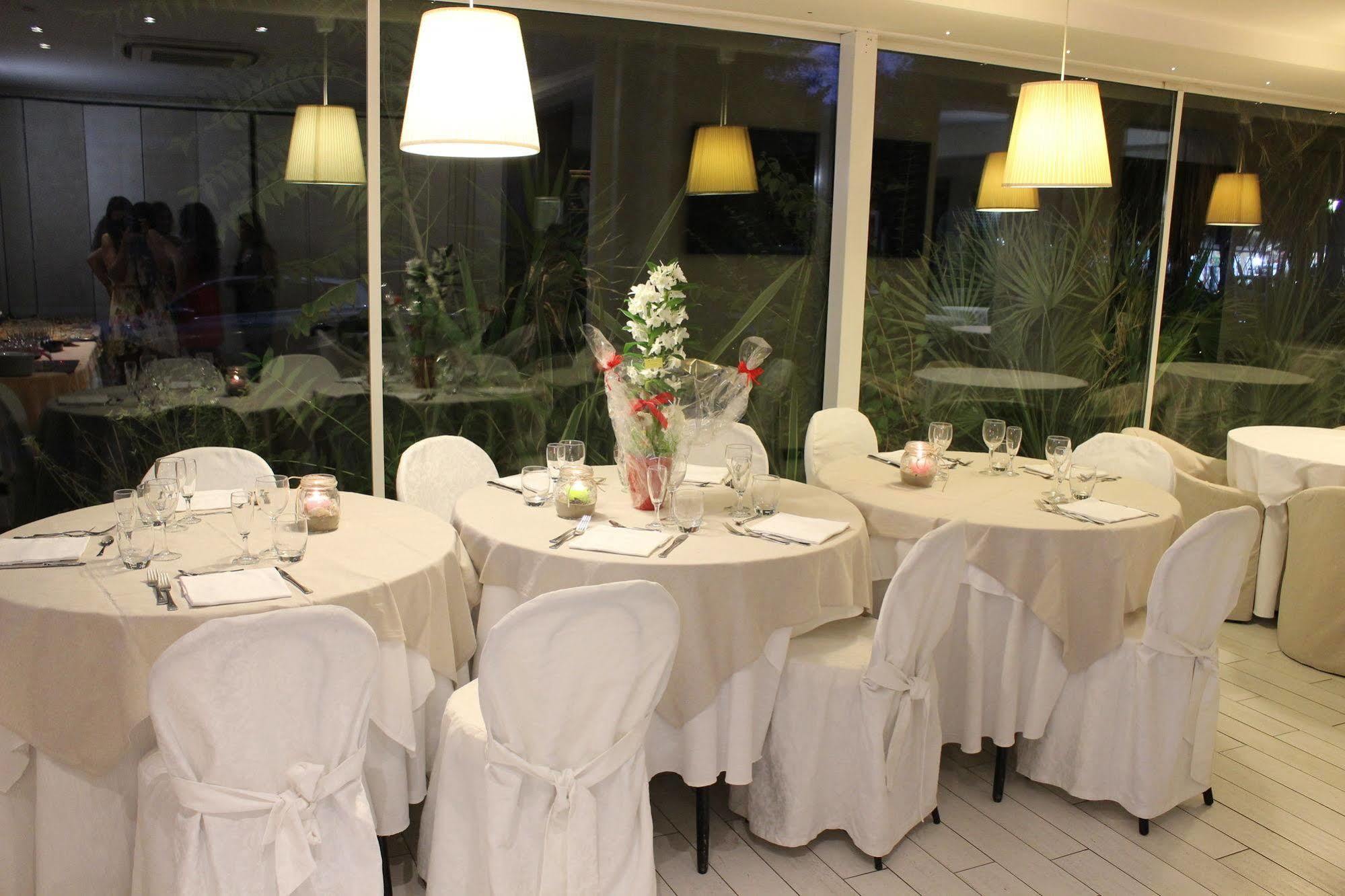 Hotel Mediterraneo Pesaro Esterno foto