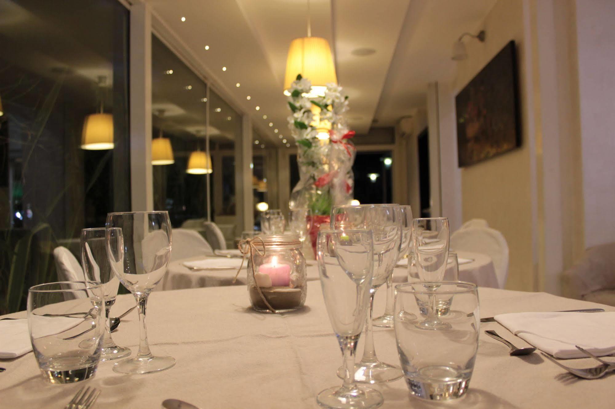 Hotel Mediterraneo Pesaro Esterno foto