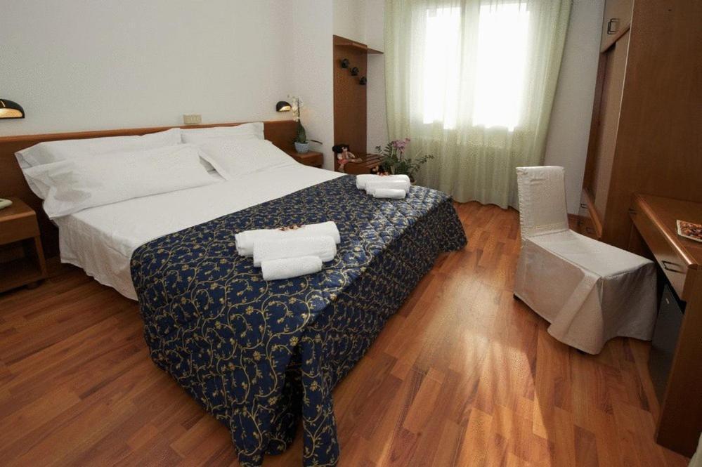 Hotel Mediterraneo Pesaro Camera foto