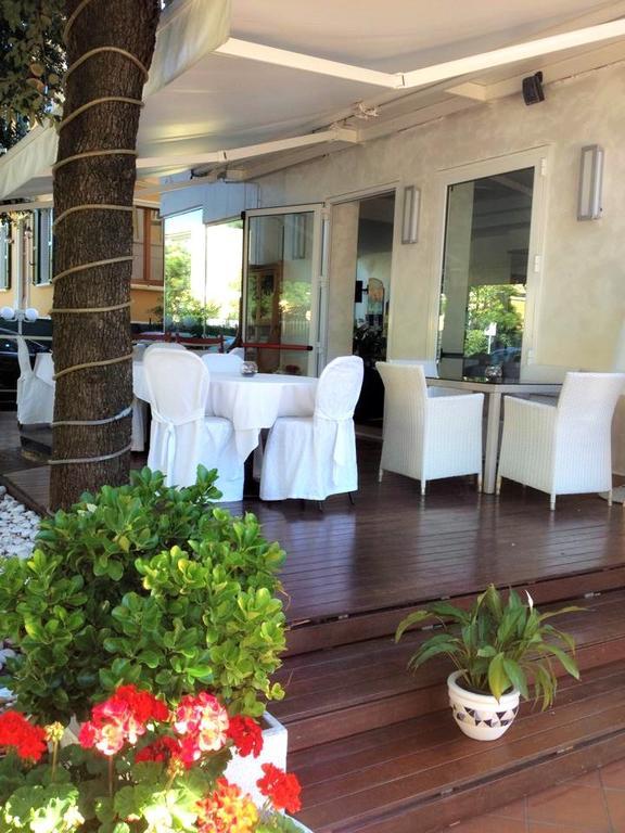 Hotel Mediterraneo Pesaro Esterno foto